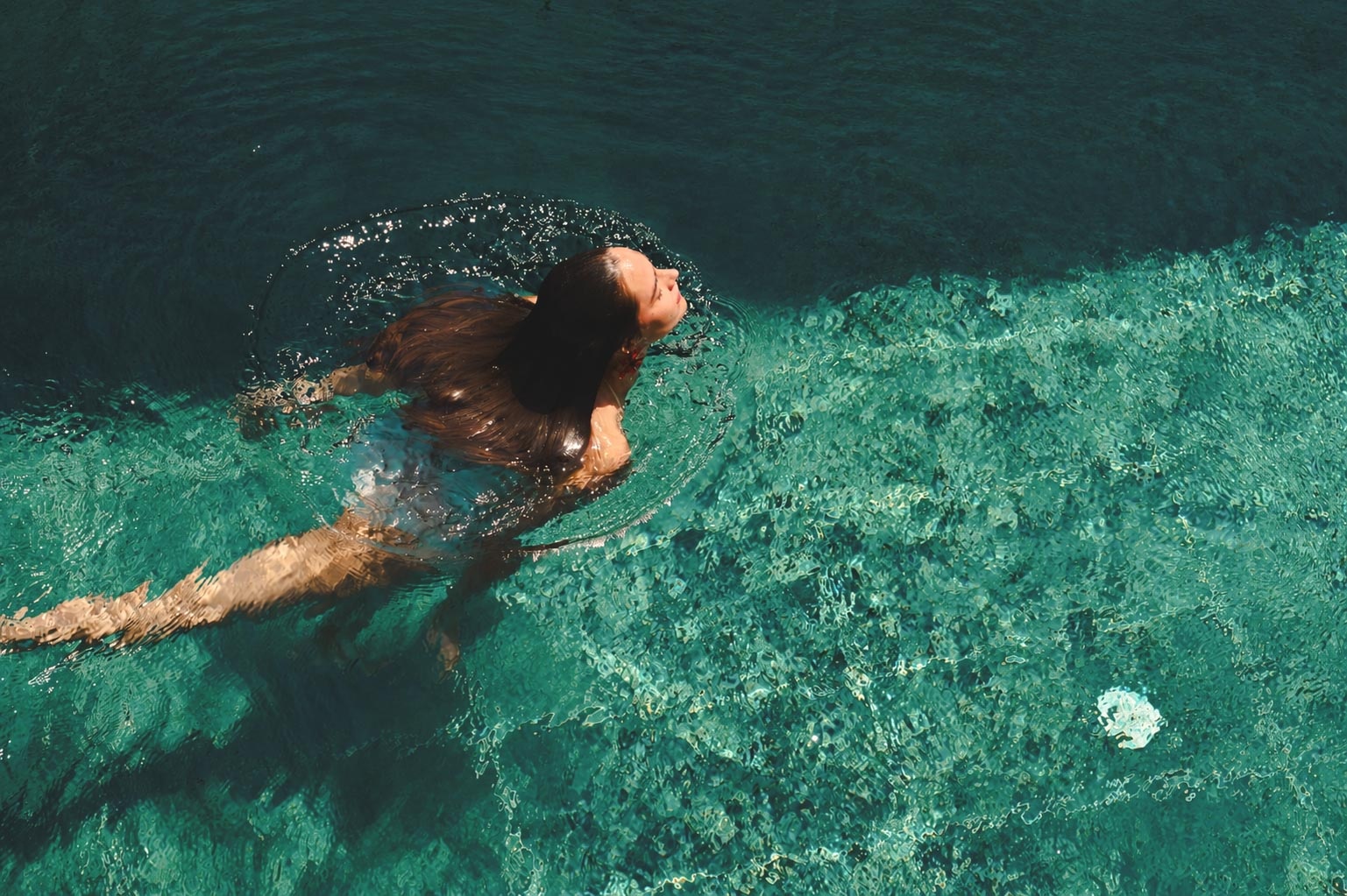 Guest swimming underwater in the pool